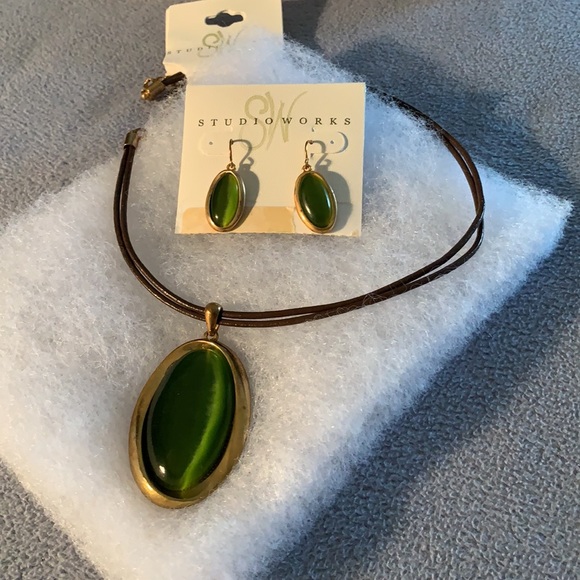 Studio works green necklace and earrings. - Picture 8 of 13